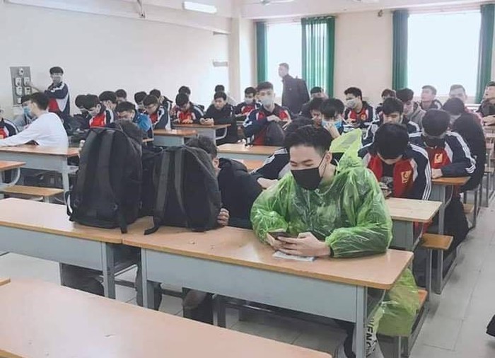 Sinh viên Đại học Công nghiệp Hà Nội chia sẻ hình ảnh lên mạng xã hội khi phải đi học trong khi các trường khác nghỉ vì dịch Corona. Ảnh: NVCC.