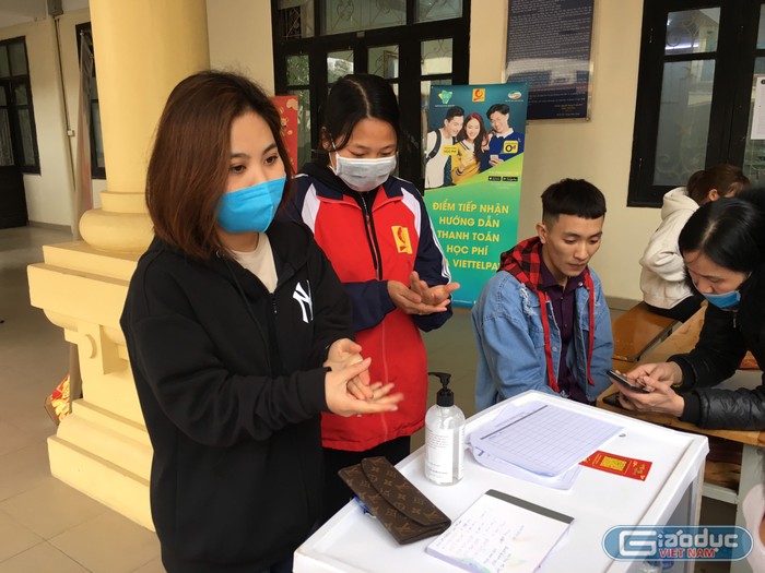 Sinh viên Đại học Công nghiệp Hà Nội dùng nước rửa tay khô diệt khuẩn tại trường để phòng tránh dịch Corona. Ảnh: Vũ Phương.