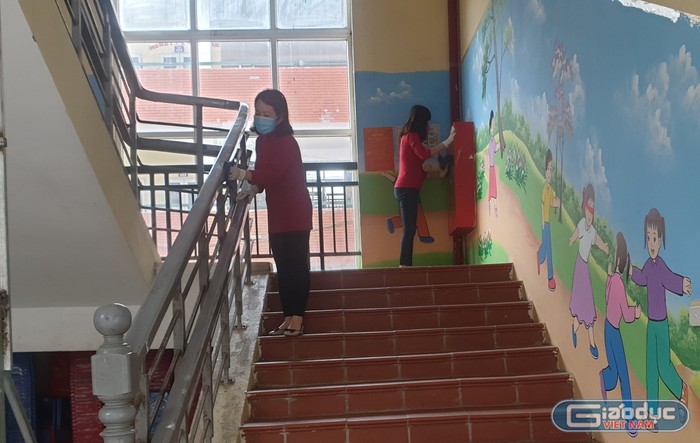 Khu vực trong và ngoài lớp học cũng được phun khử trùng, lau dọn sạch trong thời gian học sinh không tới trường. Ảnh: Trường tiểu học Phú La.
