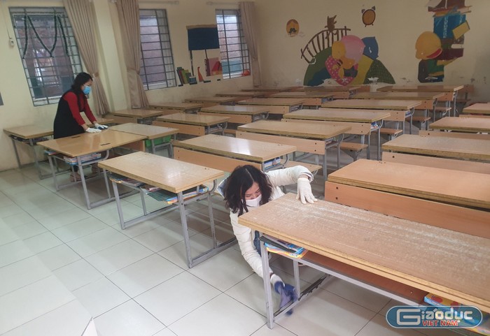 Giáo viên Trường Tiểu học Phú La vệ sinh lớp học cẩn thận. Ảnh: Trường tiểu học Phú La.