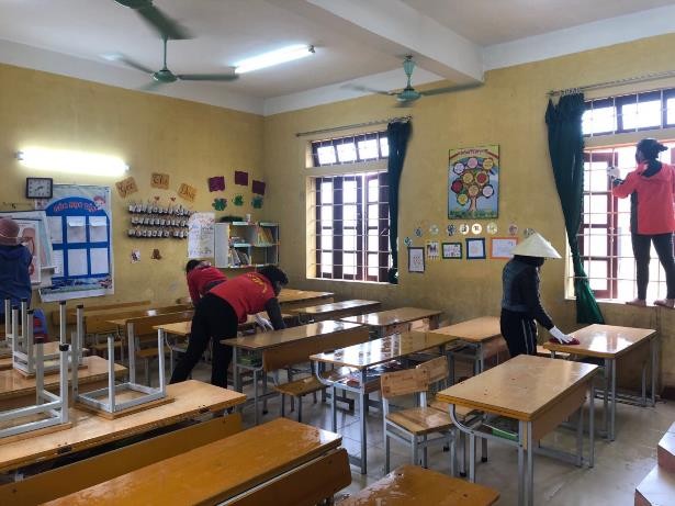 Công tác vệ sinh trường lớp được các thầy cô thực hiện thường xuyên tại các nhà trường xã Sơn Lôi, huện Bình Xuyên, xã đang được cách ly. Ảnh: NVCC.