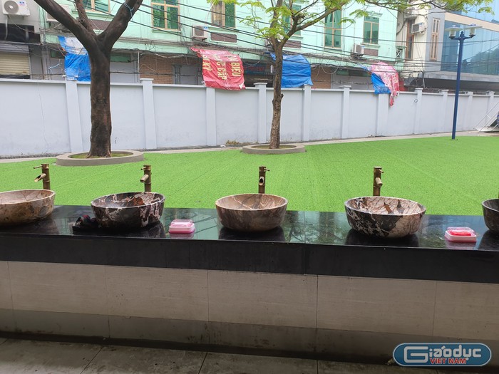 Ngoài dung dịch rửa tay khô, Trường tiểu học Phú Đô (Nam Từ Liêm) chuẩn bị nhiều vị trí thuận tiện để học sinh rửa tay bằng xà phòng diệt khuẩn. Ảnh: Lan Phương.