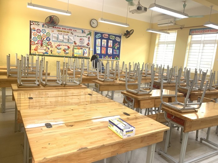 Lớp học, bàn ghế học sinh Trường Tiểu học Trung Văn (Nam Từ Liêm) được vệ sinh, khử khuẩn, đảm bảo môi trường học tập trong lành, an toàn cho học sinh khi trở lại trường. Ảnh: TH.Trung Văn.