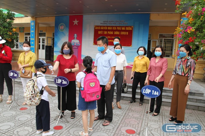 Lãnh đạo quận Long Biên, Phòng Giáo dục và Đào tạo quận Long Biên cũng về kiểm tra công tác nhà trường đón trẻ trở lại trường học. Ảnh: Vũ Phương.