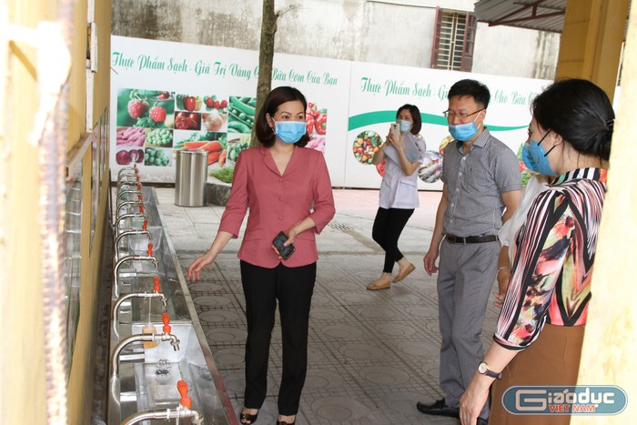 Bà Đinh Thị Thu Hương, Phó Chủ tịch Ủy ban nhân dân quận Long Biên kiểm tra khu vực rửa tay cho học sinh. Ảnh: Vũ Phương.