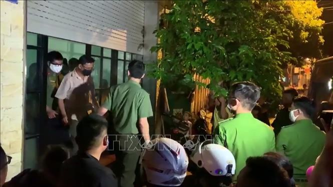 Nguyễn Minh Khoa (người mặc áo sơ mi cộc tay sáng màu) bị bắt tạm giam vào chiều tối 13/3/2020. Ảnh: TTXVN.