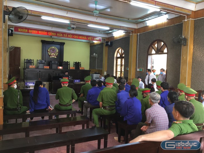 Toàn cảnh hội trường phiên xét xử sai phạm thi cử tại Sơn La, ảnh: Vũ Phương.