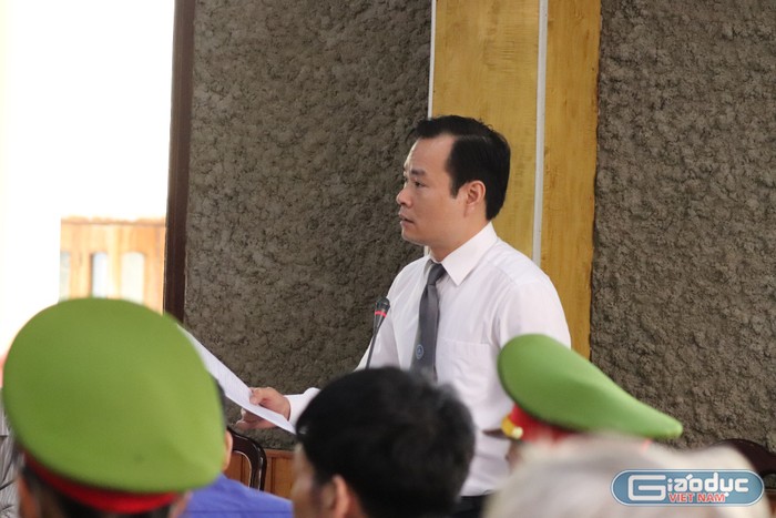 Luật sư Trần Anh Tú bào chữa cho bị cáo Nguyễn Minh Khoa thực hiện quyền bào chữa cho bị cáo. Ảnh: Vũ Phương.