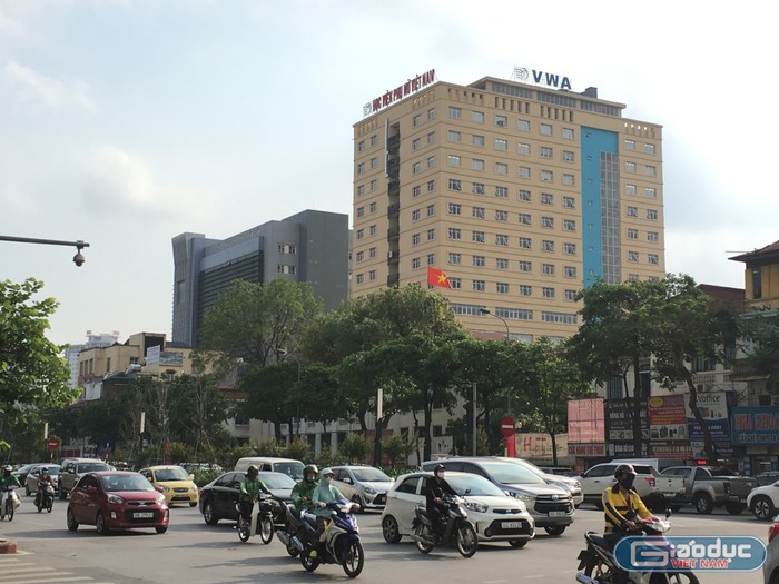 Học viện Phụ nữ Việt Nam nằm trên một trong những tuyến phố đắt nhất Thủ đô đã cho thuê gần hết mặt ngoài vì lợi ích trước mắt. Ảnh: Vũ Phương.