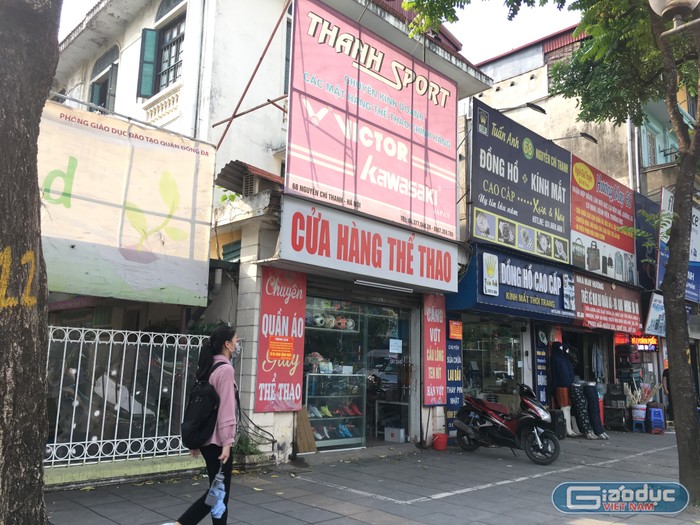 Những cửa hàng được Học viện Phụ nữ Việt Nam cho thuê đã tự ý cơi nới gây mất mỹ quan, nhếch nhác. Ảnh: vũ Phương.