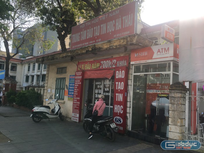 Nhà bảo vệ của Học viện cũng được tận dụng cho trung tâm tin học thuê, đào tạo và cho thuê cả cây ATM. Ảnh: Vũ Phương.