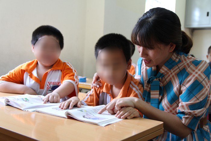 Cô giáo Lê Thị Nga luôn dành tình cảm đặc biệt, tình yêu thương từ đáy lòng đối với trẻ em đặc biệt của lớp. Ảnh: NVCC.