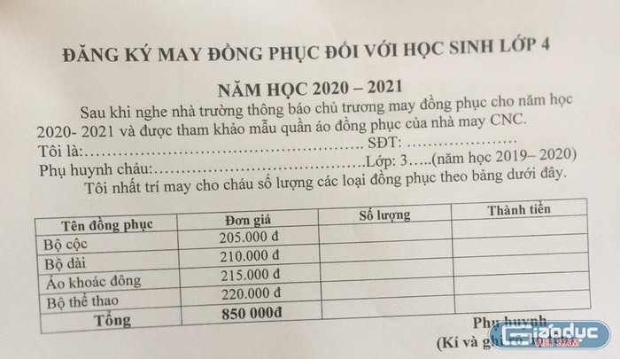 Cùng với việc đăng ký mua sách, phụ huynh Tiểu học Trung Hòa cũng nhận được bản đăng ký may đồng phục cho năm học mới. Ảnh: NVCC.