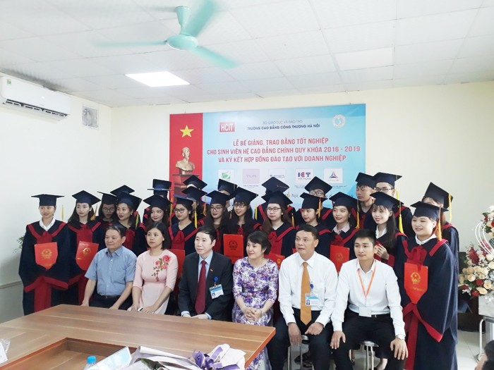 Ngay sau lễ trao bằng tốt nghiệp, sinh viên Trường Cao đẳng Công Thương Hà Nội được doanh nghiệp ký kết hợp tác với trường nhận đi làm ngay. Ảnh: Nhà trường cung cấp.