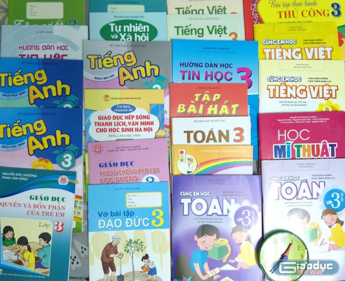 Phụ huynh Trường Tiểu học An Hòa ngỡ ngàng nhận đủ bộ sách lớp 3 gần 500.000 đồng dù không đăng ký mua Đồng hồ học sinh. Ảnh: phụ huynh cung cấp.