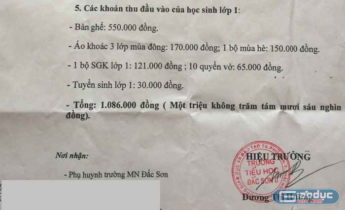Hiệu trưởng Dương Thu Hương ký tên đóng dấu ấn định khoản thu 550.000 đồng/học sinh lớp 1 mua bàn ghế. Ảnh: NVCC.