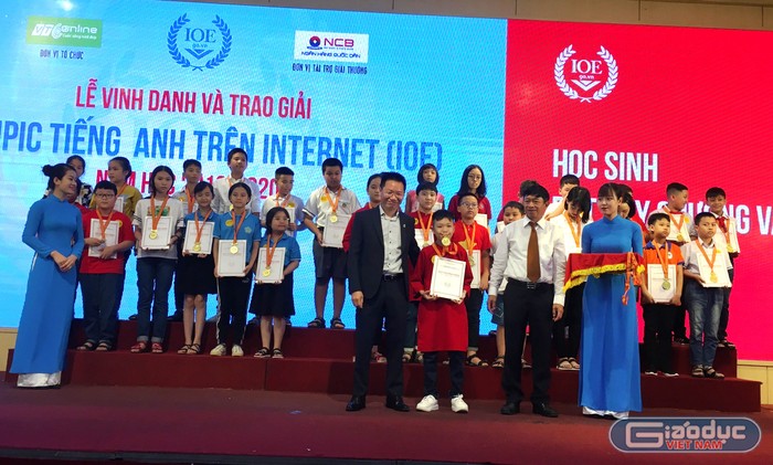 50 thí sinh đạt giải huy chương vàng được nhận giấy chứng nhận, máy tính bảng của Ban tổ chức. Ảnh: Vũ Phương.