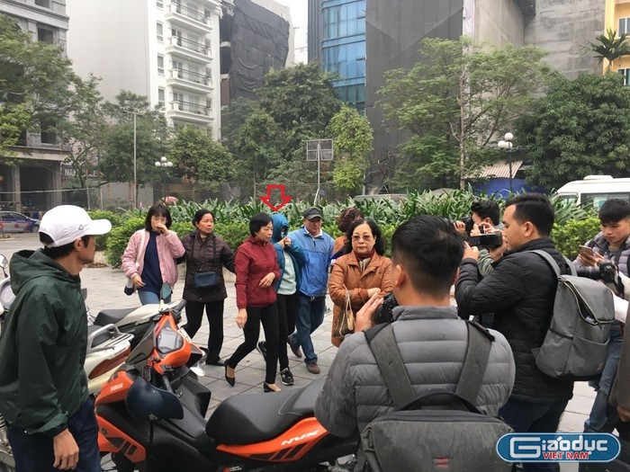 Tại phiên sơ thẩm, bị cáo Nguyễn Bích Quy trùm kín đến tòa (mũi tên đỏ) nhận bản án 24 tháng tù. Ảnh: Vũ Phương.