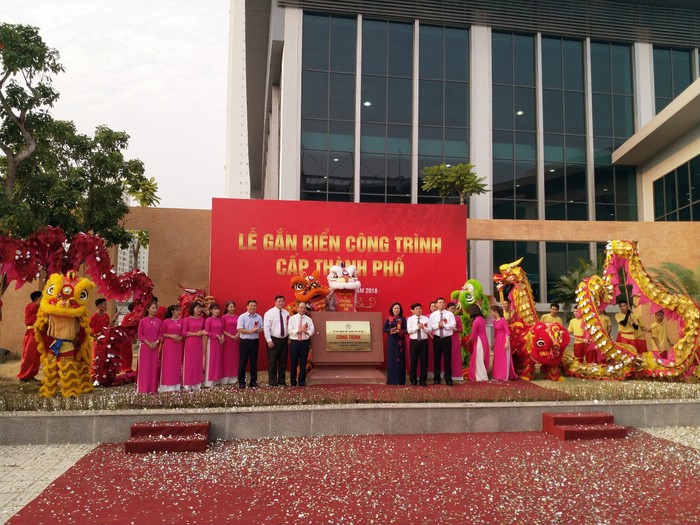 Các đại biểu thực hiện nghi lễ gắn biển công trình cấp thành phố Trung tâm Văn hóa - Thông tin thể thao quận Hoàng Mai. Ảnh: Cổng thông tin điện tử quận Hoàng Mai.