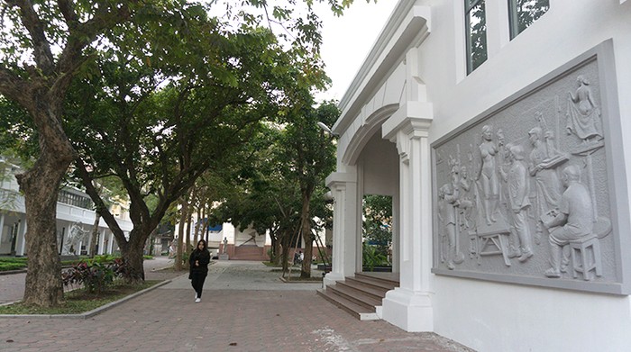Bức phù điêu có hình hiệu trưởng Lê Văn Sửu từng gây tranh cãi được đắp trang trọng ngay lối vào trường Đại học Mỹ Thuật Việt Nam nay đã được gỡ bỏ. Ảnh: Hoàng Huế/VNN.