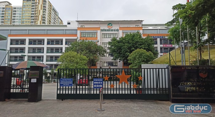 Trường Liên cấp Tiểu học và Trung học cơ sở Ngôi Sao Hà Nội vào hồi tháng 5 cũng vướng lùm xùm việc thu học phí online. Ảnh: Vũ Phương.