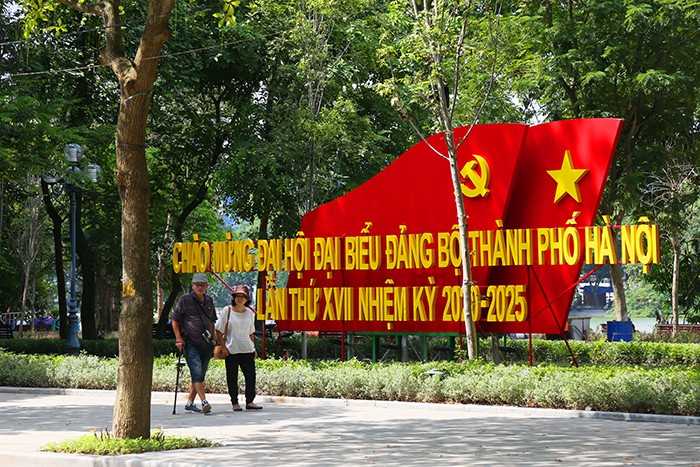 Nhiều tuyến phố tại Thủ đô trược trang hoàng để chào mừng Đại hội Đại biểu Đảng bộ Thành phố Hà Nội lần thứ XVII. Ảnh: Công thông tin Hà Nội.