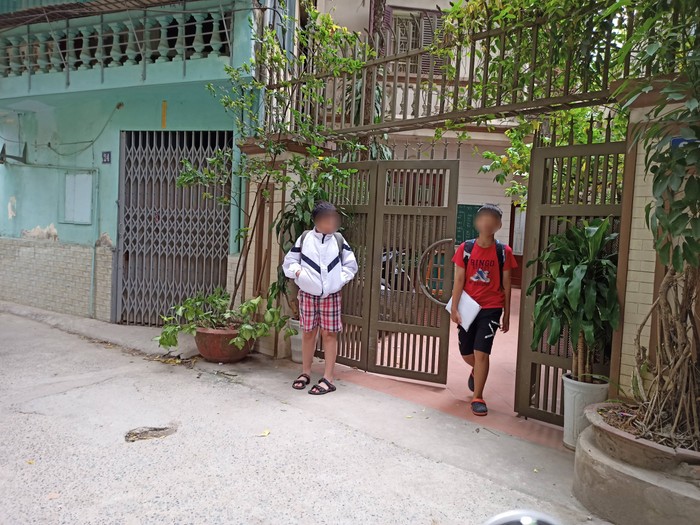 Một địa điểm tổ chức dạy thêm cho học sinh Trường Trung học cơ sở Đống Đa trong ngõ phố Lương Định Của. Ảnh: V.P.