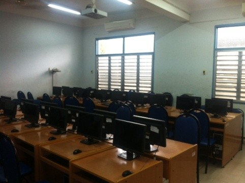 Một trong số các phòng máy vi tính của trường THPT Nguyễn Hữu Tiến (ảnh: H.L)