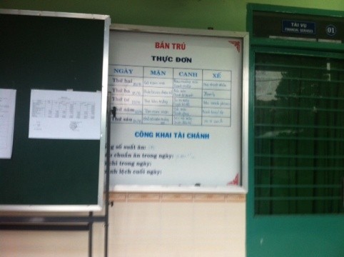 Thực đơn thay đổi hàng ngày được Phú Thành Quốc cung cấp cho trường Hiệp Bình Chánh (ảnh: H.L)