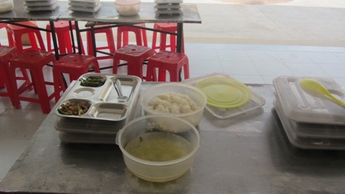 Một bữa ăn mà Phú Thành Quốc chuẩn bị cho học sinh trường Linh Đông (ảnh: H.L)