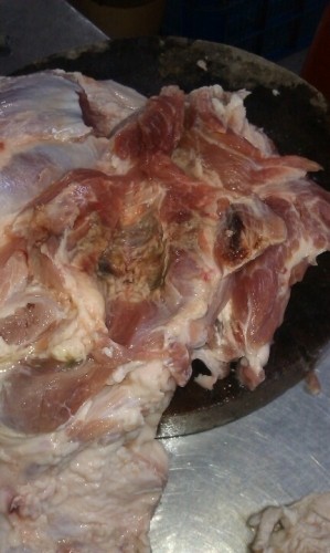 Giám đốc của Phú Thành Quốc cho rằng, thịt heo bị chụp là thịt heo bệnh, đang chờ trả lại nơi cung cấp (Ảnh: H.L)