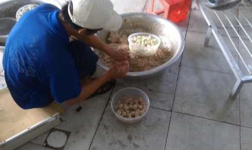 Theo Giám đốc Phú Thành Quốc, việc công nhân dùng tay chế biến thức ăn là sơ suất cá nhân (Ảnh: H.L)