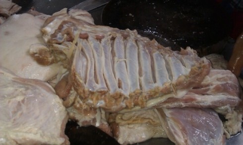 Việc Phú Thành Quốc có sử dụng thịt heo bệnh, hư vào chế biến hay không đang được điều tra (ảnh: T.P)