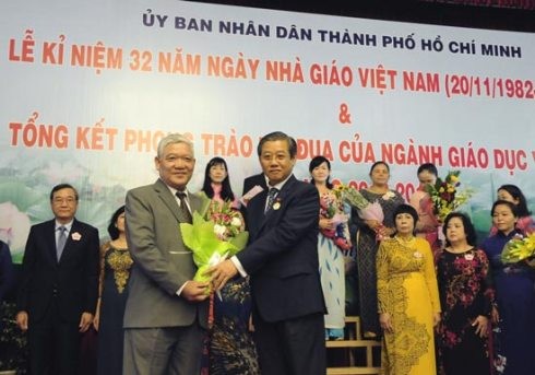 Cô Đào Thị Kim Nhi nhận danh hiệu NGƯT hôm 14/11 vừa qua (cô Nhi đứng hàng phía sau, thứ hai từ phải sang, ảnh: SGGP)
