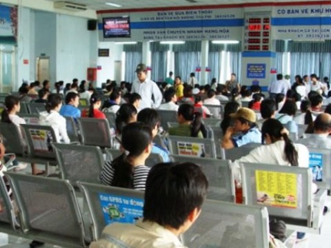 Hành khách mua vé tàu tết tại ga Sài Gòn (ảnh minh họa)