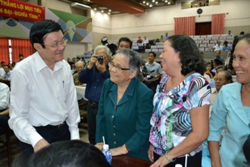 Chủ tịch nước Trương Tấn Sang và các cử tri Q.4, TP.HCM (Ảnh: VGP)