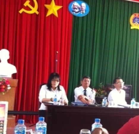 Thẩm phán - Phó Chánh án Tòa án nhân dân tỉnh Long An, ông Lê Quang Hùng (ngồi giữa)
