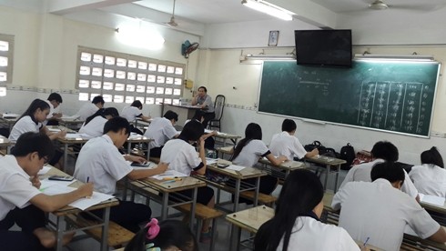 Học sinh trường THPT Nguyễn Khuyến làm bài thi HK1 sáng ngày 16/12 (Ảnh: T.P)