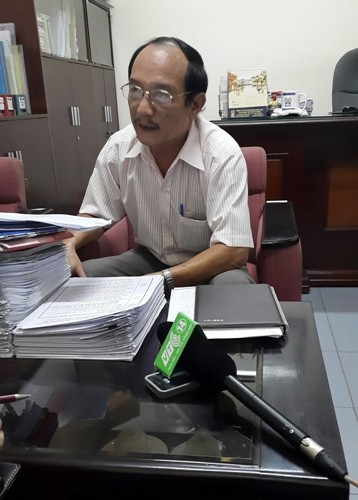 Trưởng phòng GD&amp;ĐT quận Tân Phú, TP.HCM - ông Tạ Tân trao đổi về cái chết của cháu Phước Hải (Ảnh: T.Q)