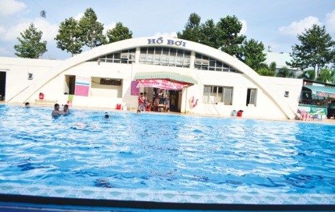 Hồ bơi trường THPT Võ Trường Toản, nơi xảy ra vụ đuối nước của cháu Thế Anh. Ảnh Thế Phú
