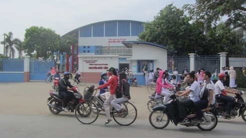 Học sinh trường THPT Nguyễn Hữu Tiến trong giờ ra về (ảnh minh họa của Thế Quân