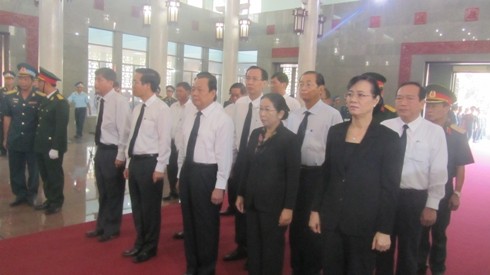 Bí thư Thành ủy TP.HCM Lê Thanh Hải (thứ 3, trái sang) dẫn đầu đoàn TP.HCM vào viếng 4 chiến sỹ đã hy sinh (Ảnh: T.P)