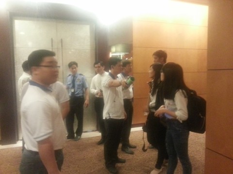 Nhiều phóng viên đã bị đại diện BTC đuổi ra khỏi khu vực đại hội toàn trường (ảnh: T.P)