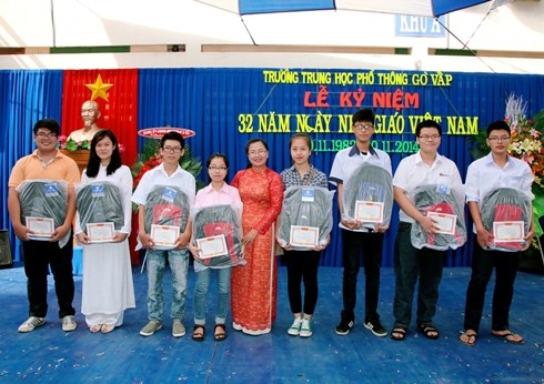 Cô Tô Hạ Uyên - Hiệu trưởng trường THPT Gò Vấp trong 1 lần trao thưởng cho học sinh của trường. Ảnh Nhà trường cung cấp