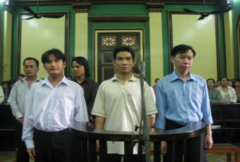 Phan Cao Trí (áo xanh) và các đồng phạm tại phiên tòa sơ thẩm (ảnh: T.Q)