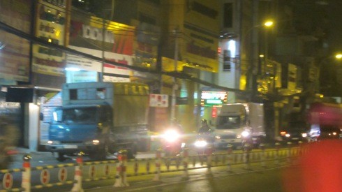 Lòng đường Lý Thái Tổ, ngay trước cửa chợ hoa Hồ Thị Kỷ đã bị chiếm dụng để đậu xe tải.