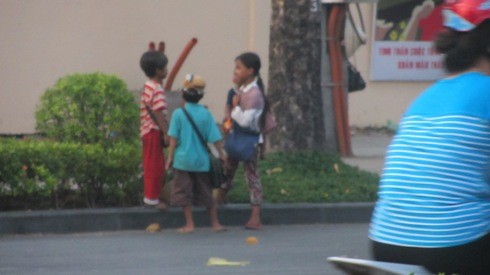 Nhiều trẻ em người Campuchia đến TP.HCM để xin tiền của người đi đường (ảnh: T.P)
