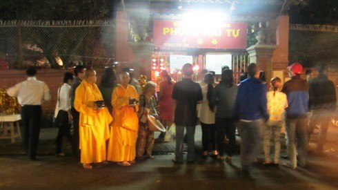 Tại cổng chùa Phước Hải Tự có cả sư giả và người lang thang xin tiền của khách đi chùa (ảnh: T.P)