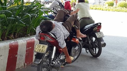 Do quá nắng nóng, chưa có khách nên người tài xế xe ôm tranh thủ ngay ngoài đường (ảnh: T.P)