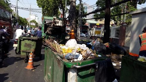 Những người công nhân vệ sinh vẫn kiên trí làm sạch đẹp phố phường Sài thành (ảnh: T.P)